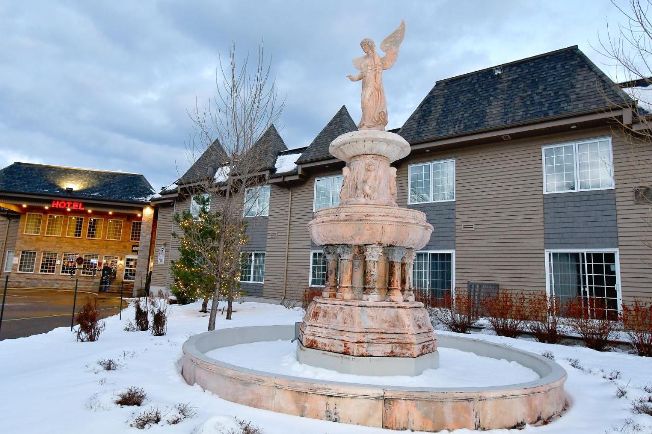 Hotel Le Petit Manoir Du Casino La Malbaie Exterior foto